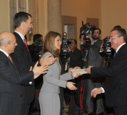 Doña Letizia hace entrega al alcalde de Úbeda, José Robles, del segundo Premio Ciudades Patrimonio de la Humanidad 2011